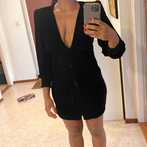 Zara klänning - Kort Klänning från zara med knappar fram till i nyskick. 