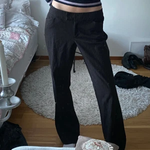 Kostymbyxor - snygga vintage randiga kostymbyxor från Mari Phillipe. Jättefint skick, har ej mått men de är sann till storlek, långa och baggy.  