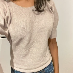 Trekvartsärm  - Säljer denna fina trekvartsärmen då den tyvärr inte kommit till användning. Nytt skick!!💕 Pris kan diskuteras vid snabb köp!