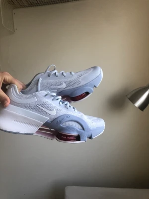 Nike  - Aldrig använda. Små i storleken🩷   Modellen: Nike Performance ZOOM SUPERREP 4 NN  Kan skicka länk till webbsidan för skorna för mer info och bilder. 