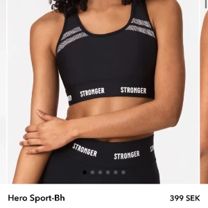 Stranger Topp - Hej säljer denna fina toppen ifrån stronger i storlek xs i fint skick💕