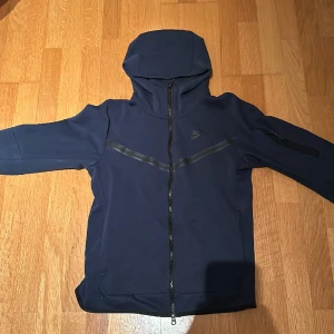 Nike tech fleece mörkblå - Storlek S, inget fel på den, inga hål, inget trasigt, endast använd ett par gånger, nypris 1300, mitt pris 750 