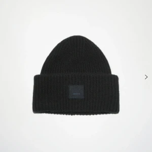 Acne mössa - intressekoll på min acne mössa! köpt för ca 2 veckor sedan på deras hemsida, 1600kr. är i nyskick! använd kanske 3 gånger. säljer för 1400 men pris kan diskuteras🤍