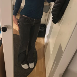 low waist bootcut jeans - svarta bootcut low waist byxor , vet ej vart dem kommer ifrån och dem är en aning urtvättade men väldigt snygga på, dock kommer dem ej till anvönding , strl 34 jag är 171! 200kr
