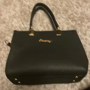 En jätte fin svart  väska 