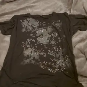 T-shirt från Gucci med fjärilar på