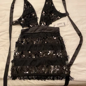 Festklänning svart - En superfin klänning med fransar och paljetter från boohoo som aldrig använts. 