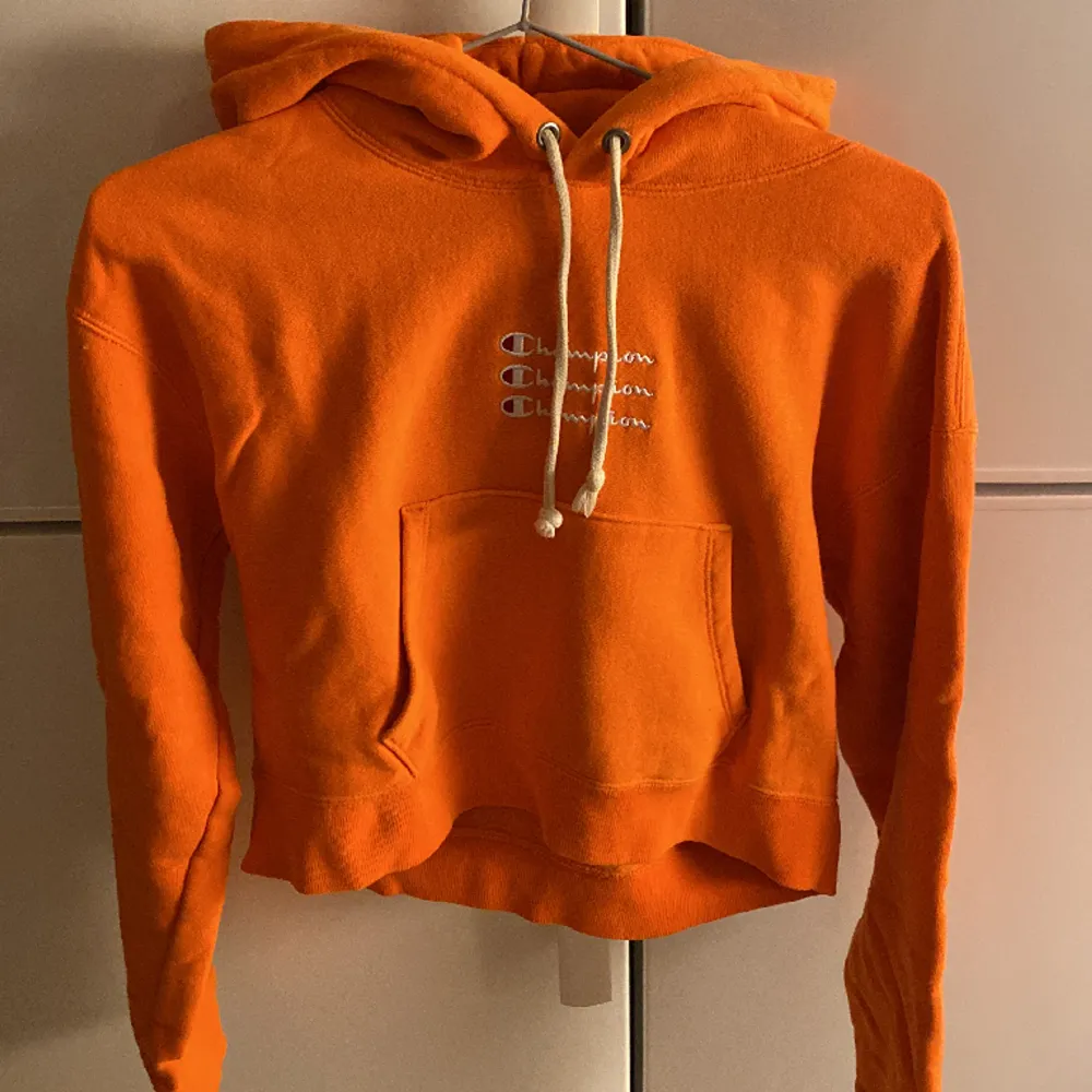 Orange hoodie från champion i använt/begagnat skick🧡den är lite kortare i modellen och är i strl small men är mer som en xs. Frakt tillkommer!. Hoodies.