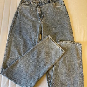Högmidjade jeans - Säljer dessa coola jeans med sne dragkedja. De är raka i benen och höga i midjan. Köpta från hm för ca 2 år sedan för 250 kr. Säljer då jag inte använder dem längre💗