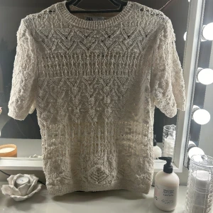 Stickad Zara Topp - Supersnygg och trendig Zara topp säljes💞Superfint skick🙌🏼 180kr+frakt🌸 Kan även hämtas upp på Ekerö! Postar inom 24 timmar efter köp💗
