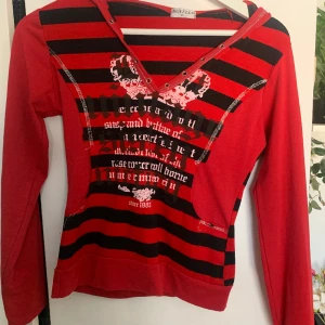 Snygg tröja - Den är i stretchiga material så tror den passar typ vem somhelst
