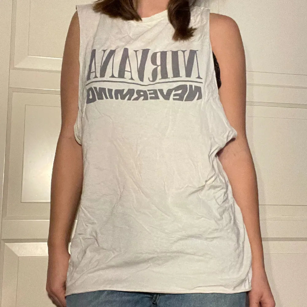 Nirvana nevermind linne från h&m divided !! Väl använd med en snygg använd look 😊storlek L och oversized på mig som har S. Bara att fråga om man undrar något. Toppar.