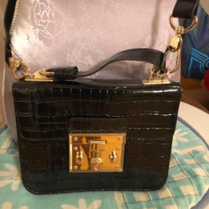 Svart mini väska  - Från Riverisland. I fint skick och använd några ggrZ  Tar Swish eller paypal  