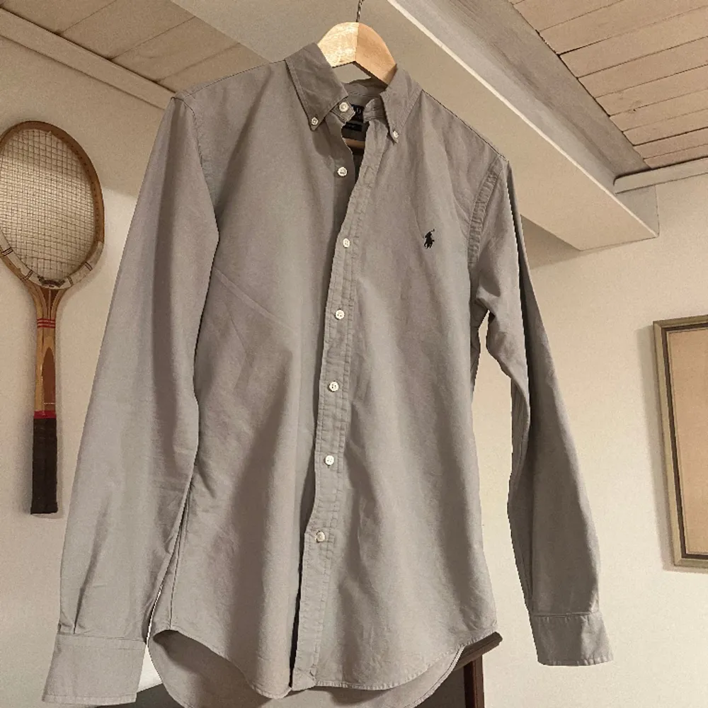 Riktigt snygg Ralph Lauren skjorta i mycket bra skick, inga defekter eller liknande. Storlek: S men passar även M . Skjortor.