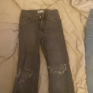 Zara jeans  - Zara jeans ganska väl använda, jätte sköna men lite slitna ner till men dom har en slits