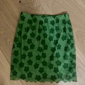 blommig kjol - aldrig använd endast prövad