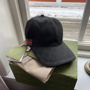 Gucci keps  - Har knappt använt den. Kepsen kommer ej med prislappar men kommer med box och påse. Pris kan sänkas!