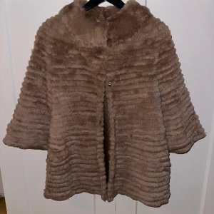 Pälsjacka - Pälsjacka i kaninpäls. Storlek s/xs. Ärmen är lite längre än 3/4. 