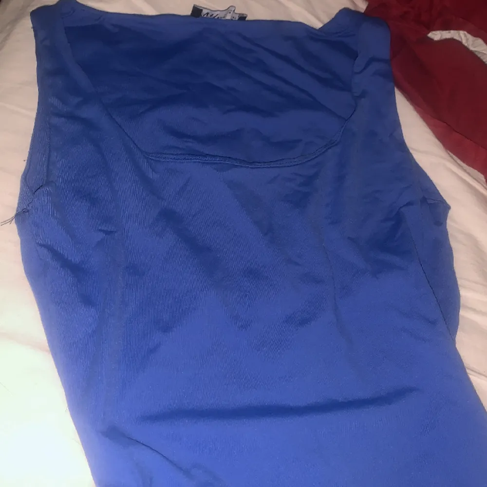 Jätte snygg blå y2k tröja från zara för bara 50kr i st S. Toppar.