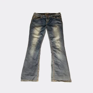 Bootcut jeans  - Säljer dom här jätte snygga bootcut jeansen med as coola fickor, dom är lite slitna på baksidan vid hälen men annars är dom i väldigt bra skick❣️