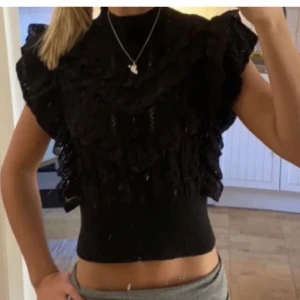 Svart topp - Såå fin svart topp från Zara, helt slutsåld! Nästintill oanvänd 💗