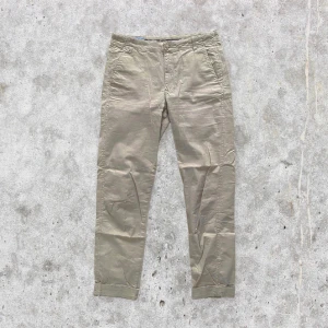 Beige kostymbyxor chinos - Ett par fina beige byxor, liknande kostymbyxor. I fint skick! Uppvikta ben. Storlek 34 för kvinna och 30 för män, passar båda könen! För fler bilder eller mått kontakta mig 🤙 