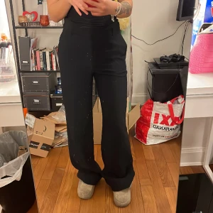 Mango kostymbyxor - Säljer dessa snygga kostymbyxor från mango, aldrig använda med tag kvar, i strl. 38, helt slutsålda! Rak modell.