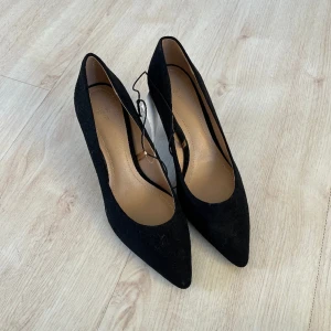 Oanvända skor, lapp kvar!  - Oanvända skor med klack säljes i storlek 35! 