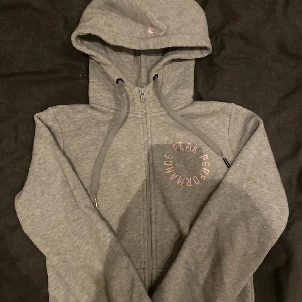 Skriv privat för mer frågor❤️. Hoodies.