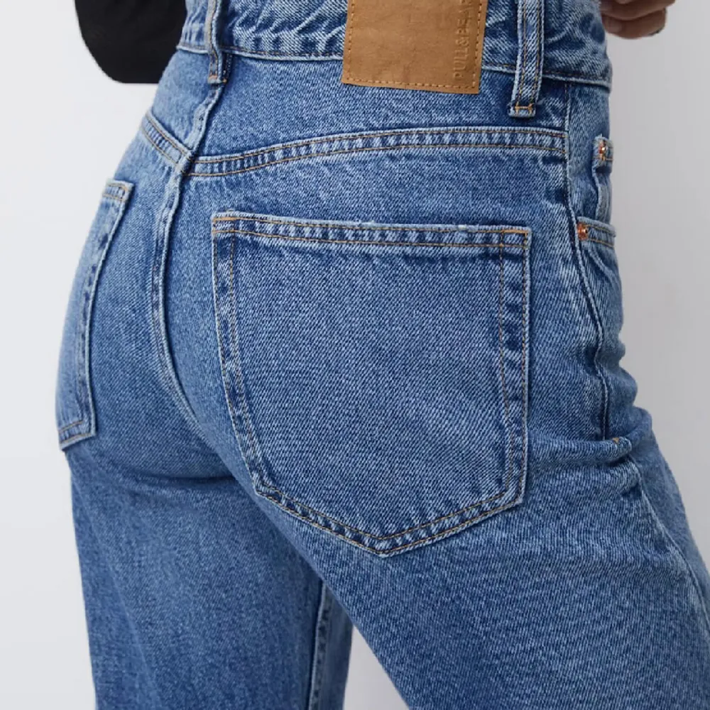 Helt oanvända raka jeans från pull and bear. Fortfarande i sin förpackning. Mellanhög midja!. Jeans & Byxor.