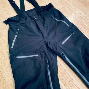 Skidbyxor Everest stlk S - Svarta, knappt använda skidbyxor från Everest, stlk S. Pris i butik 999 SEK.