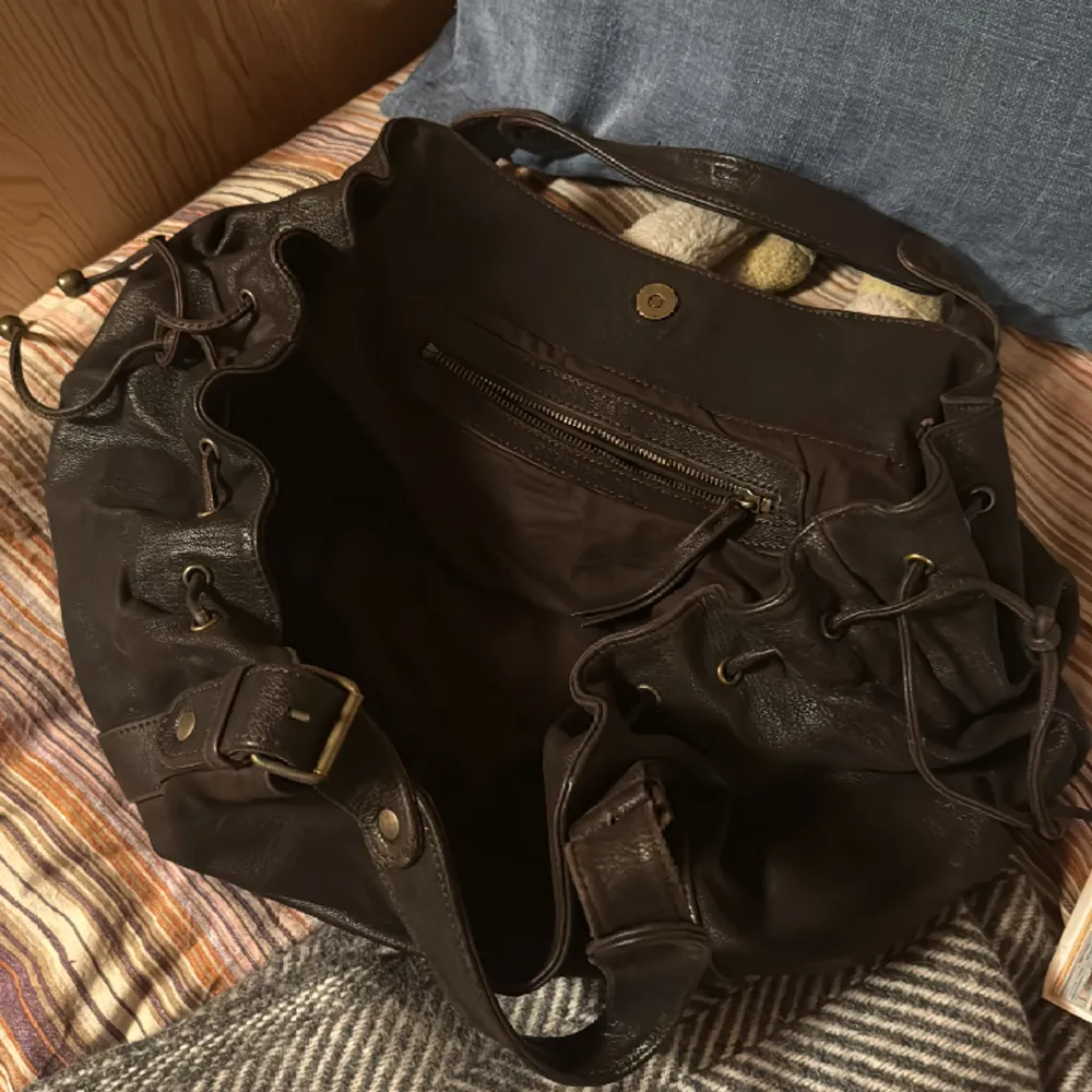 Mörkbrun/chokladbrun väska från Gerard Darel i modellen 24h. I fint skick. Bredd: 42 cm Höjd: 22 cm Djup: 10 cm. Väskor.
