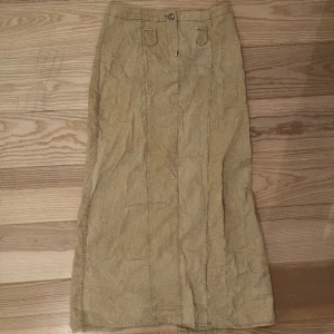 Manchester kjol - Lågmidjad Maxikjol i Manchester tyg! Beige och med en slit baktill, kommer inte till användning! bättre bilder kommer snart<3