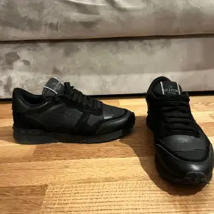 Säljer mina Valentino skor som jag köpte i Valentinos butik i Barcelona 2019. Skorna är i väldigt bra skick och kvitto finns. Storlek 37,5.