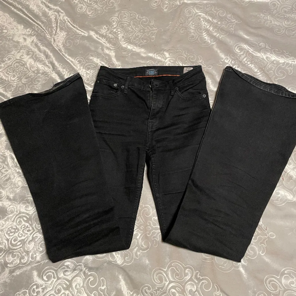 Svarta bootcut jeans från Crocker, färgen är lite blek på några ställen men inget som man märker. slitage i ena benet.. Jeans & Byxor.