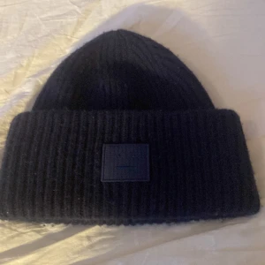 Acne mössa - Säljer en acne studios mössa i mörk blå kostar 1700 ny. Har en acne studios påse till