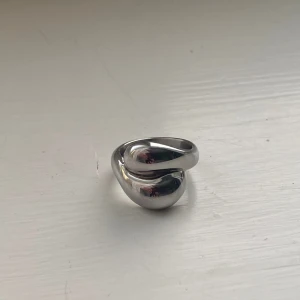 Edblad ring - Ring från Edblad i rostfritt stål💞 Köpt för 500kr, fint skick men små repor men de syns knappt!💘
