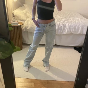Jeans - Low straight jeans från Gina tricot. Super fina men har tröttnat och känner att det är dax att byta ut. Knappt använda därav i toppen skick!😊