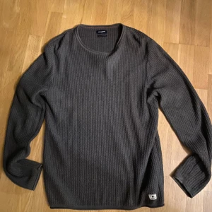 Jack & Jones stickad - Tjena! Säljer nu min stickade tröja från Jack & Jones då den ej används längre. Endast använd ett fåtal gånger och är väl omhändertagen utan skador eller defekter. Tveka inte på att höra av er vid frågor eller funderingar!
