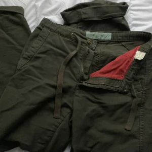 mörkgröna baggy byxor - jättesnygga byxor i bra skick