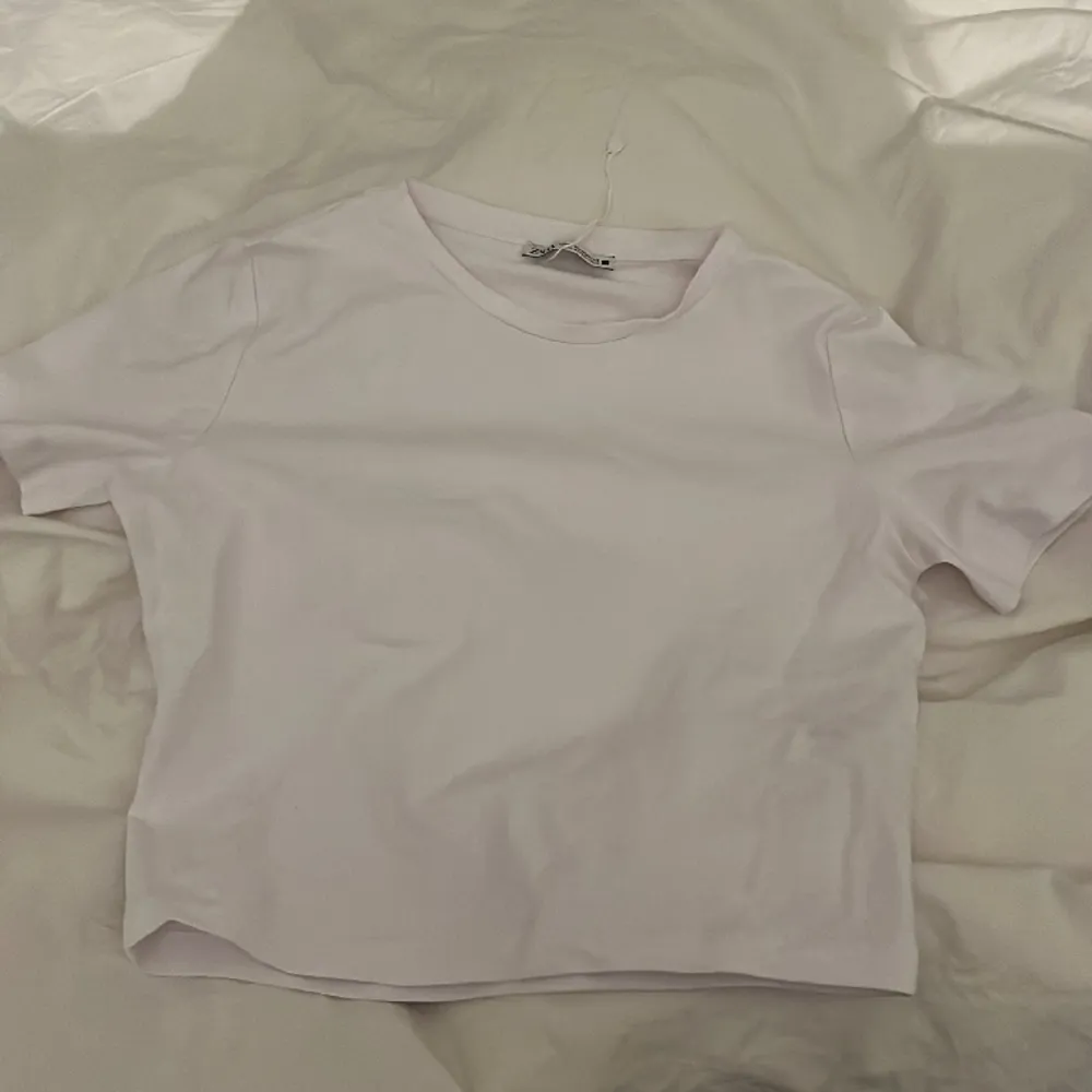 Säljer denna superfina basic t-shirten från zara som är i nyskick och oanvänd. Säljer pga att den tyvärr inte passade mig o inte går o lämna tbx. Köpt för 150 . T-shirts.