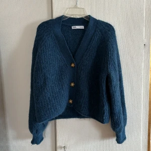 Stickad kofta  - Säljer denna mysiga koftan från zara. Aldrig använd men tyvärr är inte lapparna kvar. Skulle säga att den är stor i storleken. Säljer pga flytt 🫶🏼