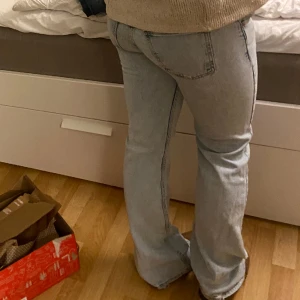 Lågmidjade ljusblå jeans - Den Pull&Bear köpta i Spanien. Storlek 38 sitter mer som 36, snygga men används ej då de är för tighta. 