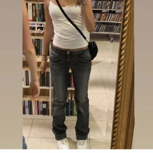 Lågmidjade jeans  - Säljer ett par superfina jeans från only i storlek 36. Passar bra på mig som är runt 168cm. Insydd i midjan men går enkelt att sprätta upp om det skulle va nödvändigt 💞