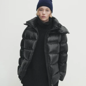 Söker denna jacka från Massimo Dutti i XS - Söker denna jacka från Massimo Dutti i storleken XS. Den är från 2023 och har en luva i svart matt tyg. Jag letar efter jackan i färgen svart.   Nypris 1999 kr. Beroende på skick kan jag betala mellan 1000-1700 kr för den. 