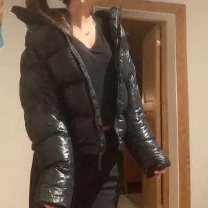 Skön vinter jacka! - Super fin och varm vinter jacka ifrån peak performance! Använd men i bra skick. Den är svart och i str M men passar mig som har S fast lite oversized💓