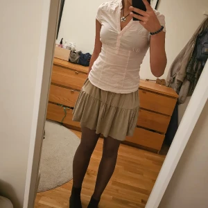 Mjuk kjol - Säljer denna söta kjol då den inte används. Är i jättemjukt material och är töjbar i midjan.