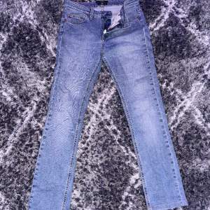 Säljer mina lowwaist tighta flippa k jeans, ett hål på ena sidan vid ett av bälteshylsorna. Står ingen storlek i men skulle gissa på typ 34-36