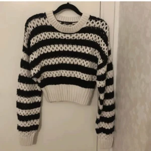 Stickad tröja - En sååå otroligt snygg stickad tröja från ginatricot. Helt oanvänd, perfekt nu till hösten. 