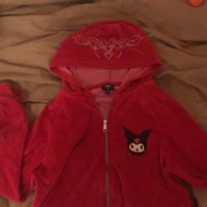 Kort kuromi kofta - den går ungefär till midjan på mig, OFFICIELL SANRIO. den är mörk rosa typ